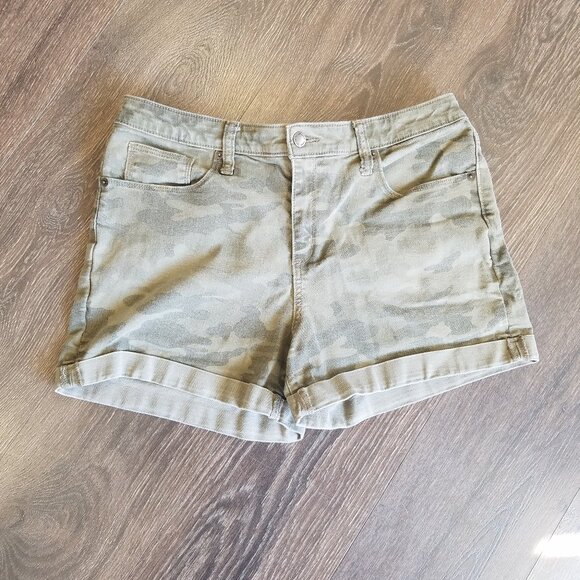 Universal Threads Button/Zipper Fly High Waist Camo Print Shorts Size 14 - Picture 1 of 7